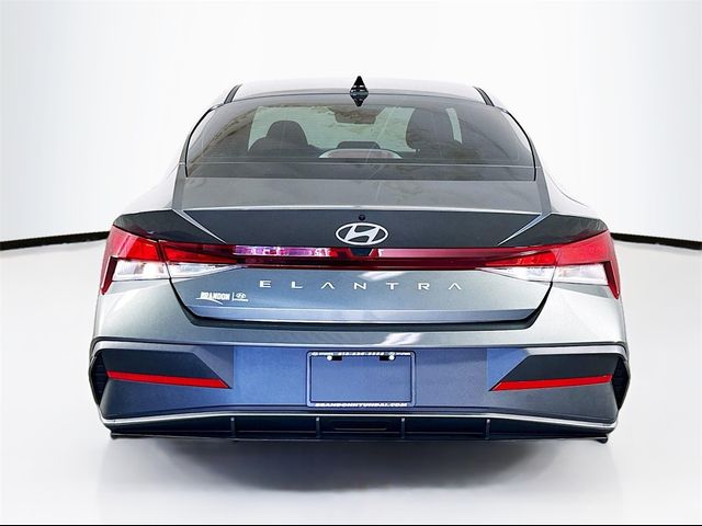 2025 Hyundai Elantra SE