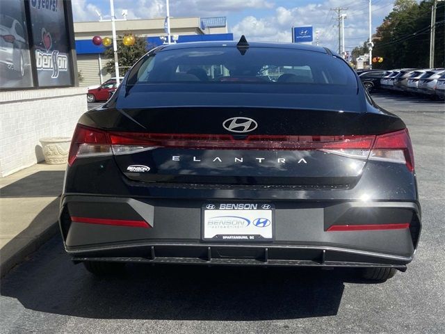 2025 Hyundai Elantra SE