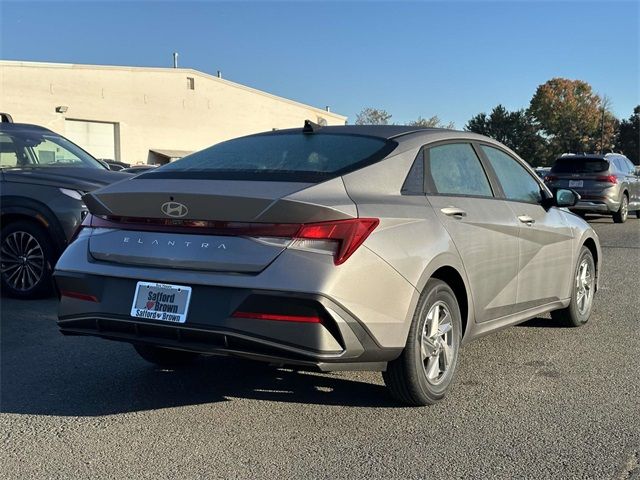 2025 Hyundai Elantra SE