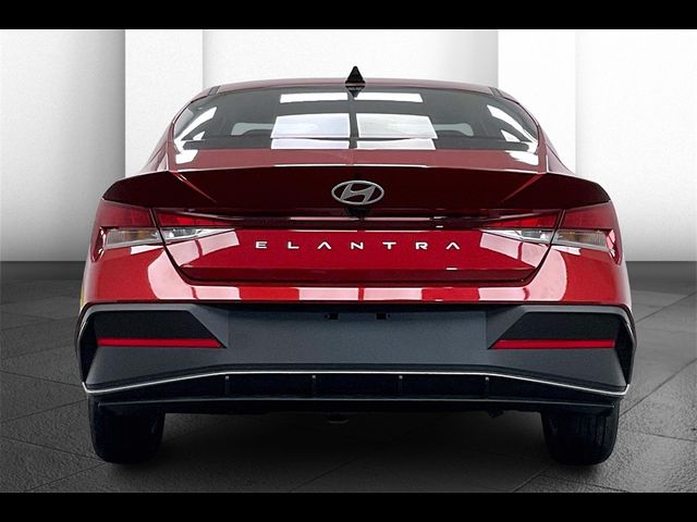 2025 Hyundai Elantra SE