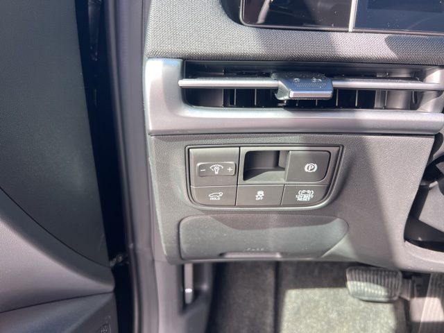 Vehicle image 17 of 23