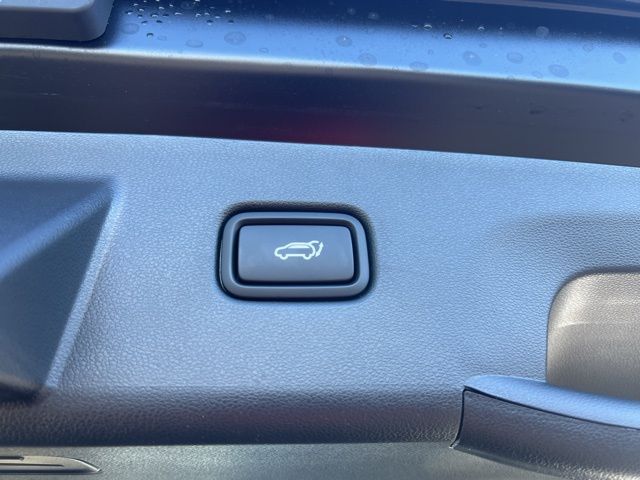 Vehicle image 21 of 23