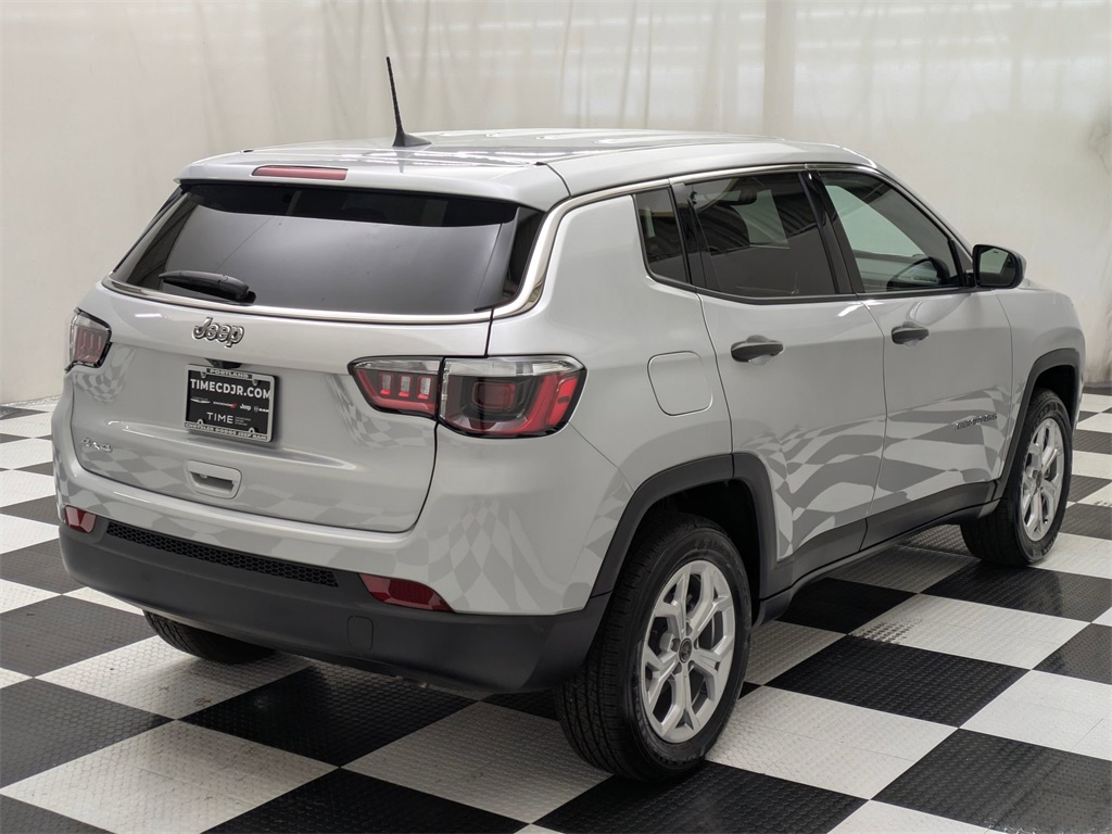 Vehicle image 2 of 32