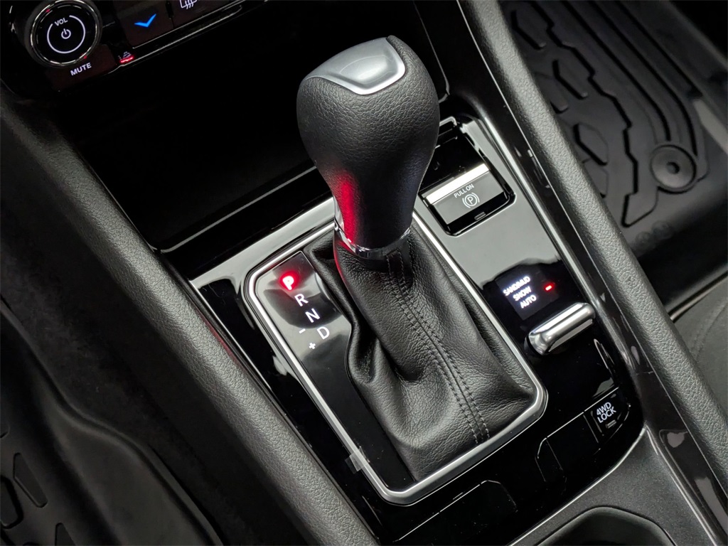 Vehicle image 26 of 32
