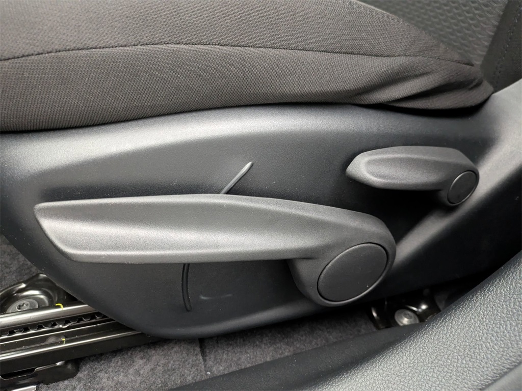 Vehicle image 14 of 32