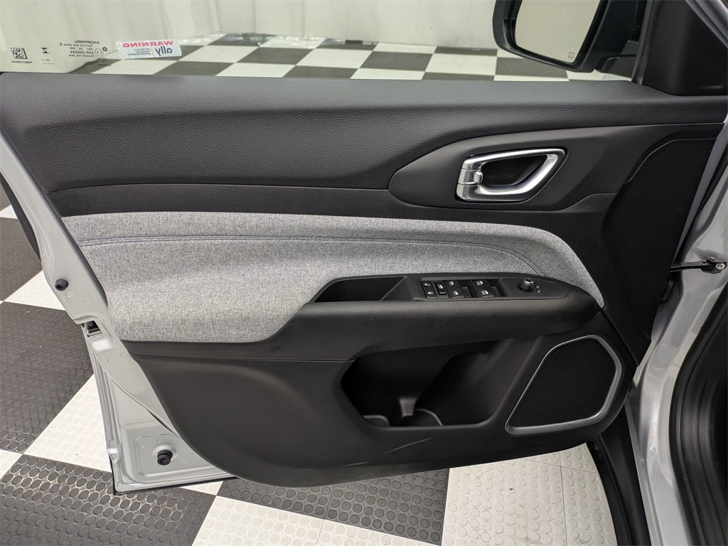 Vehicle image 11 of 32