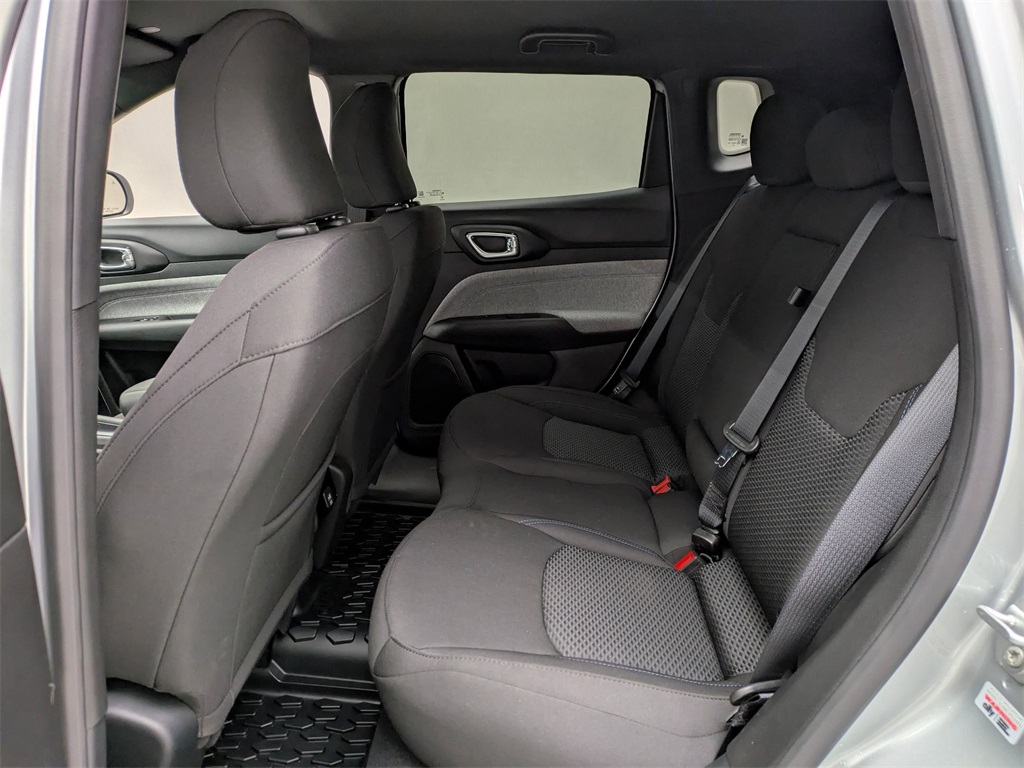 Vehicle image 16 of 32