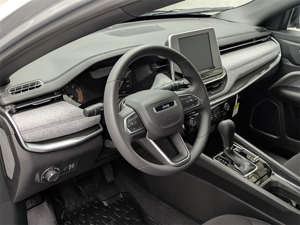 Vehicle image 21 of 32