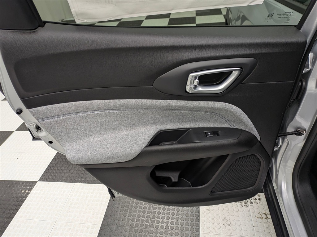 Vehicle image 15 of 32