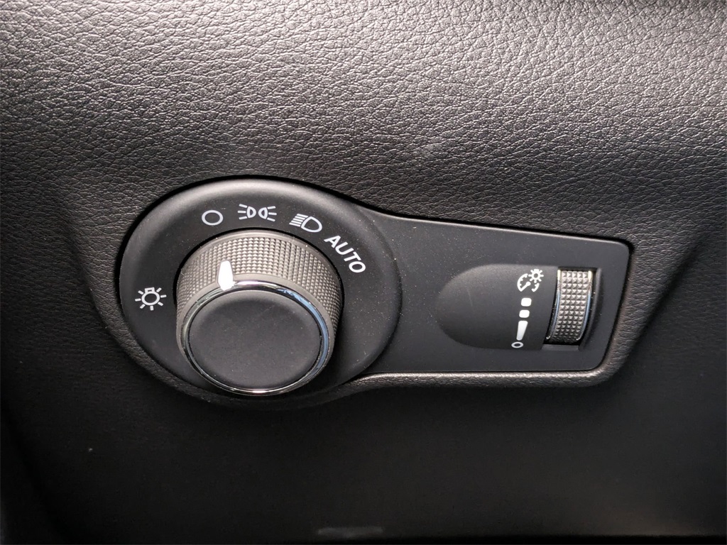 Vehicle image 25 of 32