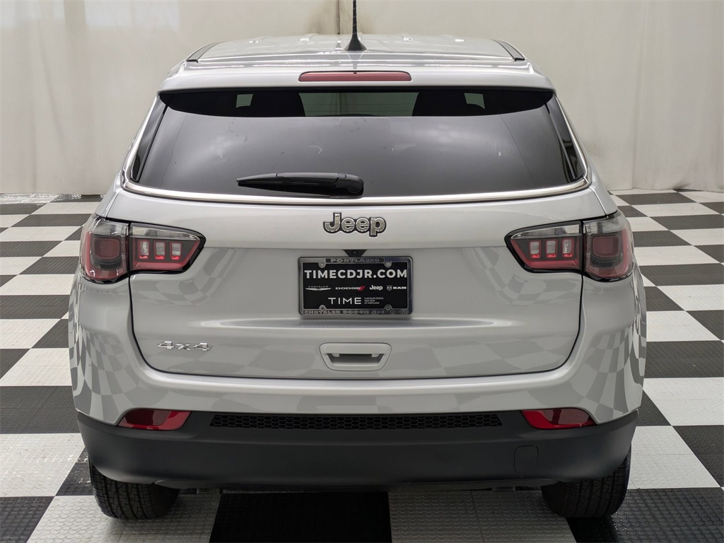 Vehicle image 4 of 32