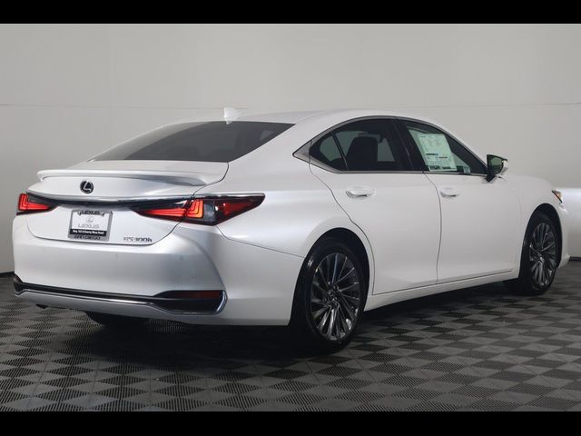 2025 Lexus ES 300h Luxury