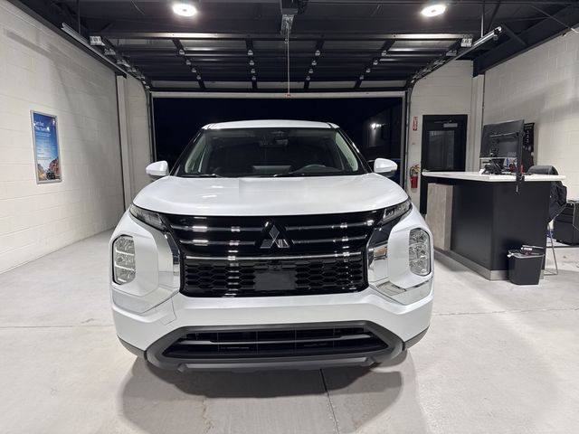 2025 Mitsubishi Outlander ES