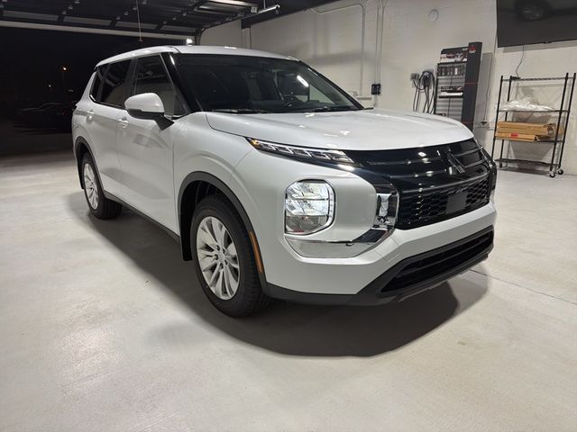 2025 Mitsubishi Outlander ES