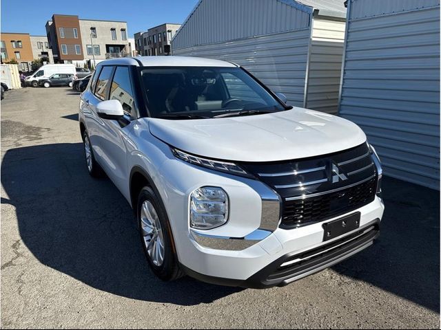 2025 Mitsubishi Outlander ES