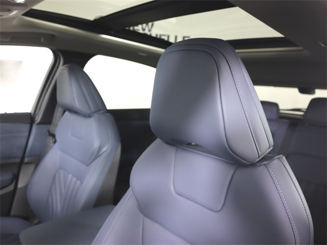Vehicle image 21 of 39