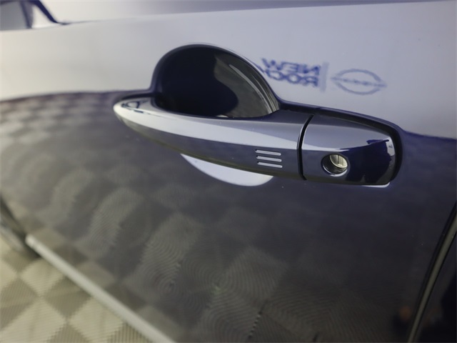 Vehicle image 33 of 39