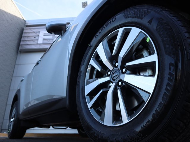 Vehicle image 8 of 24