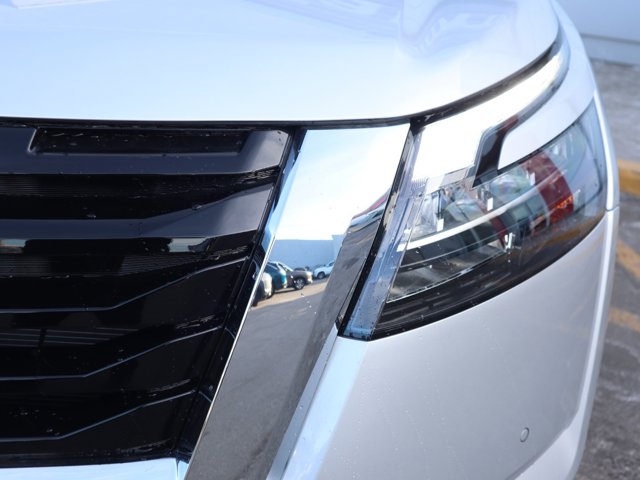 Vehicle image 11 of 24