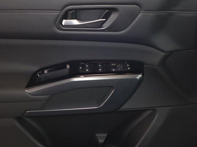 Vehicle image 16 of 24