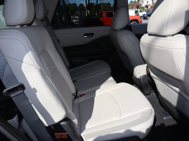 Vehicle image 21 of 23