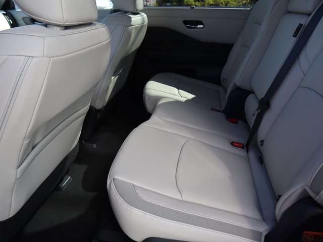 Vehicle image 16 of 23