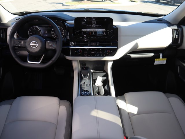 Vehicle image 17 of 23