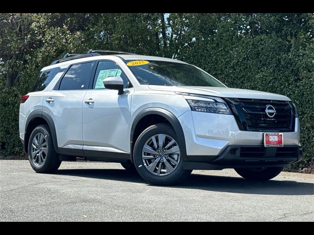 2025 Nissan Pathfinder SV