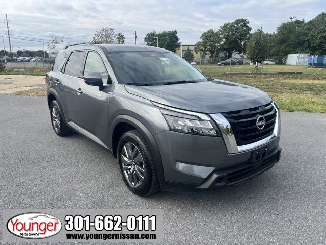 2025 Nissan Pathfinder SV