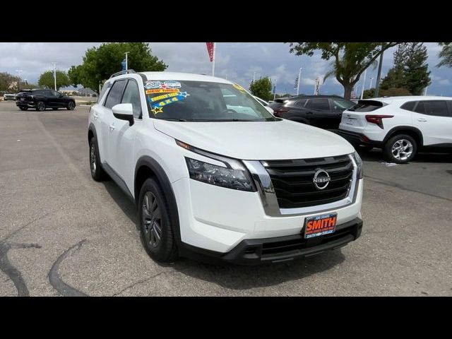 2025 Nissan Pathfinder SV