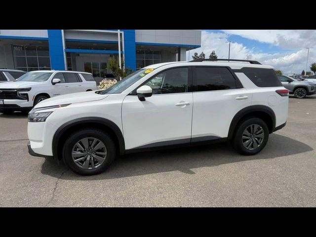 2025 Nissan Pathfinder SV