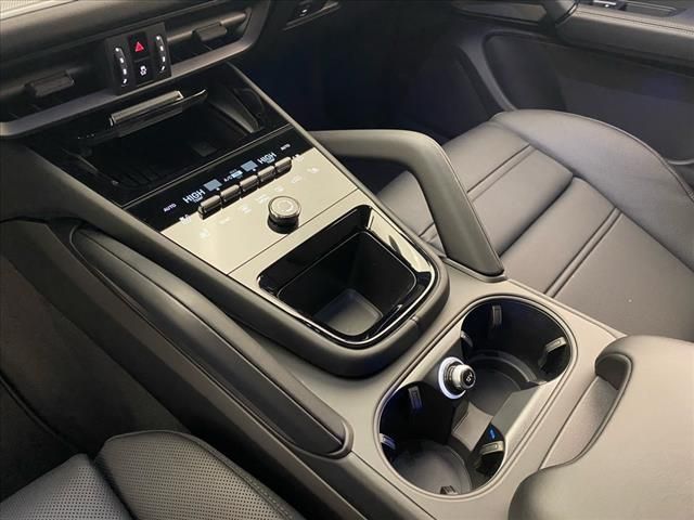 2025 Porsche Cayenne E-Hybrid Base
