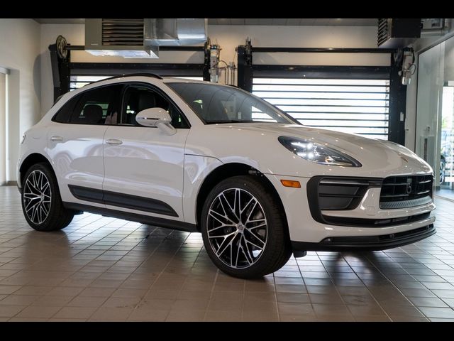 2025 Porsche Macan Base