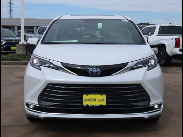 2025 Toyota Sienna Platinum