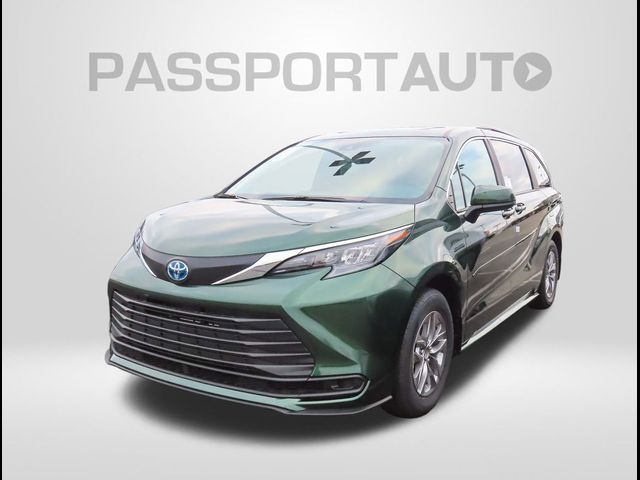 2025 Toyota Sienna LE