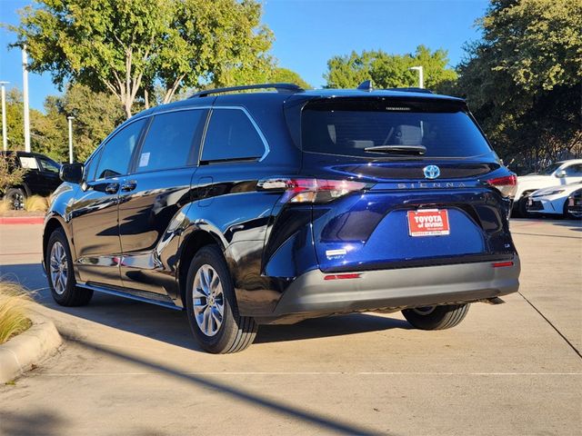 2025 Toyota Sienna LE