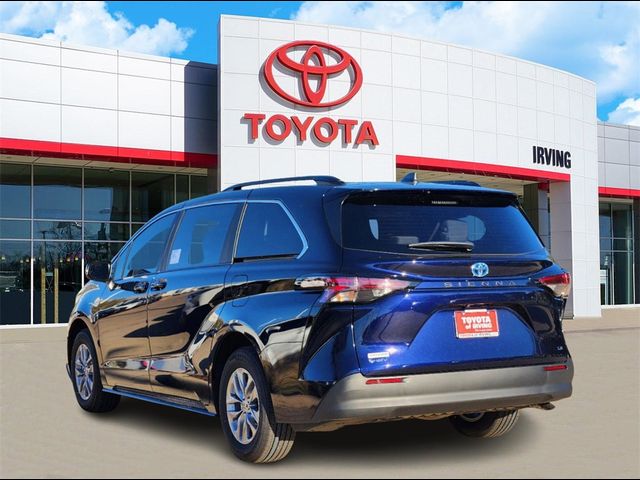 2025 Toyota Sienna LE