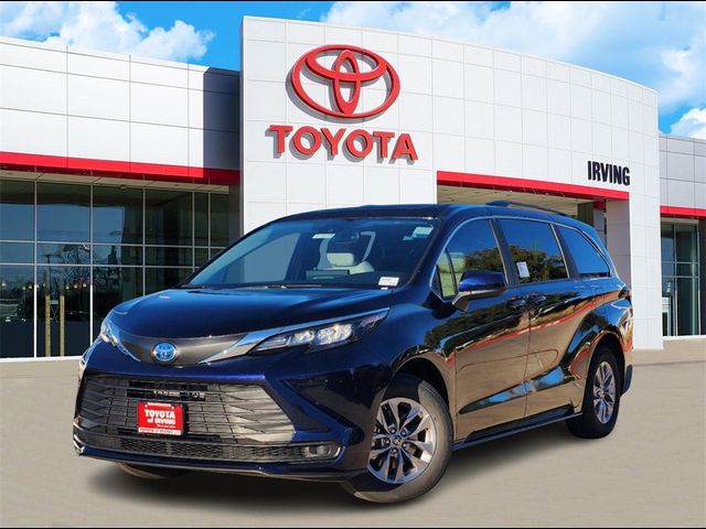 2025 Toyota Sienna LE