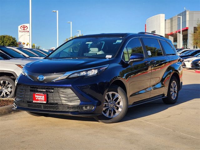 2025 Toyota Sienna LE