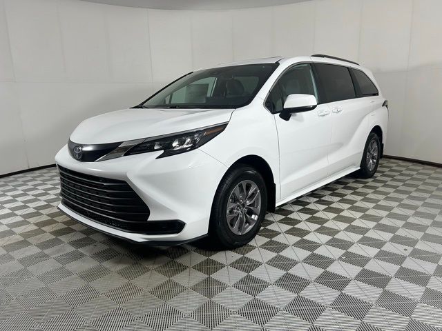 2025 Toyota Sienna LE