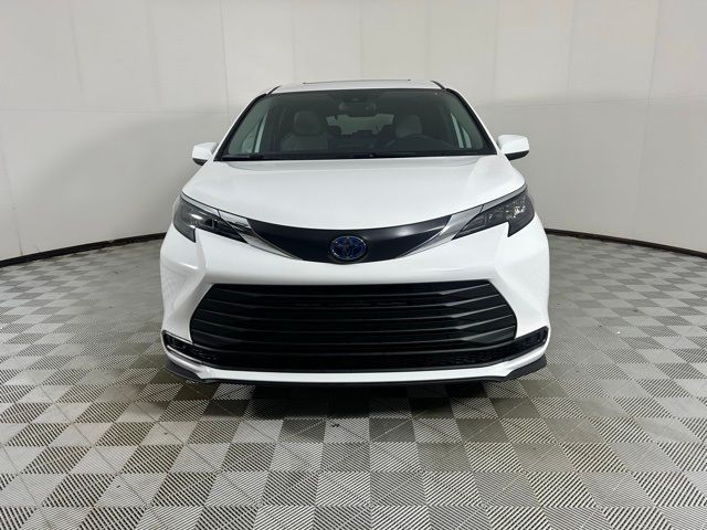 2025 Toyota Sienna LE