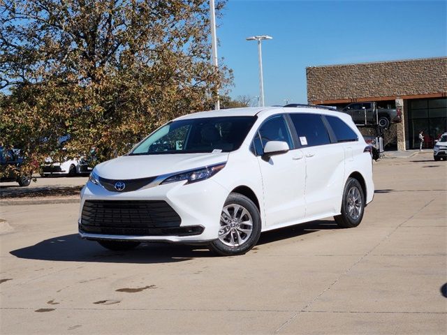 2025 Toyota Sienna LE