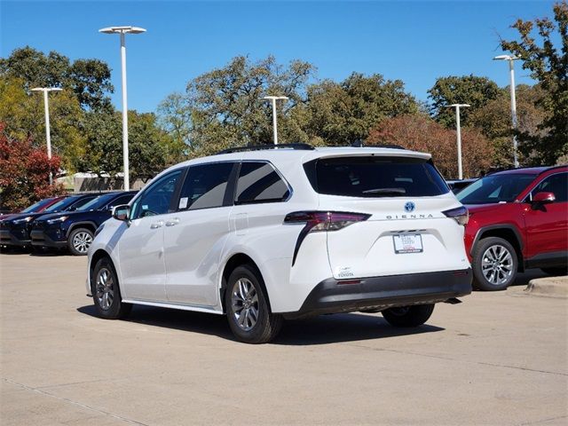 2025 Toyota Sienna LE