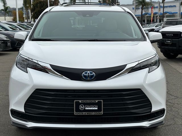 2025 Toyota Sienna LE