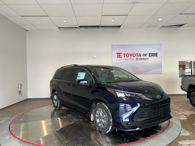 2025 Toyota Sienna LE