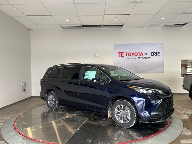 2025 Toyota Sienna LE