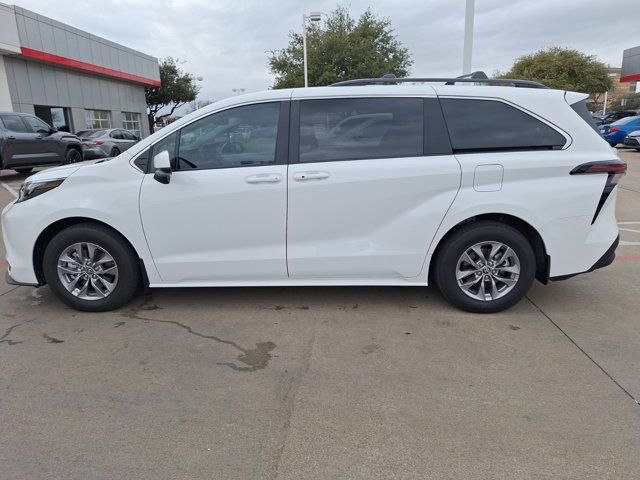 2025 Toyota Sienna LE