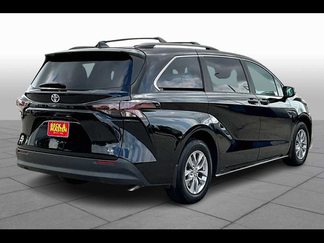 2025 Toyota Sienna LE
