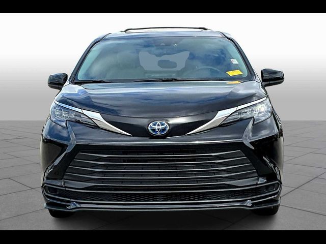 2025 Toyota Sienna LE