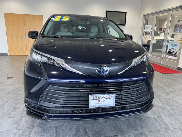 2025 Toyota Sienna LE